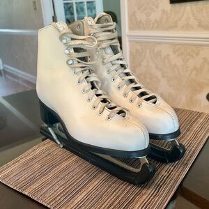 Cameo Women’s Figure Skates Size 10 with Blade Guards